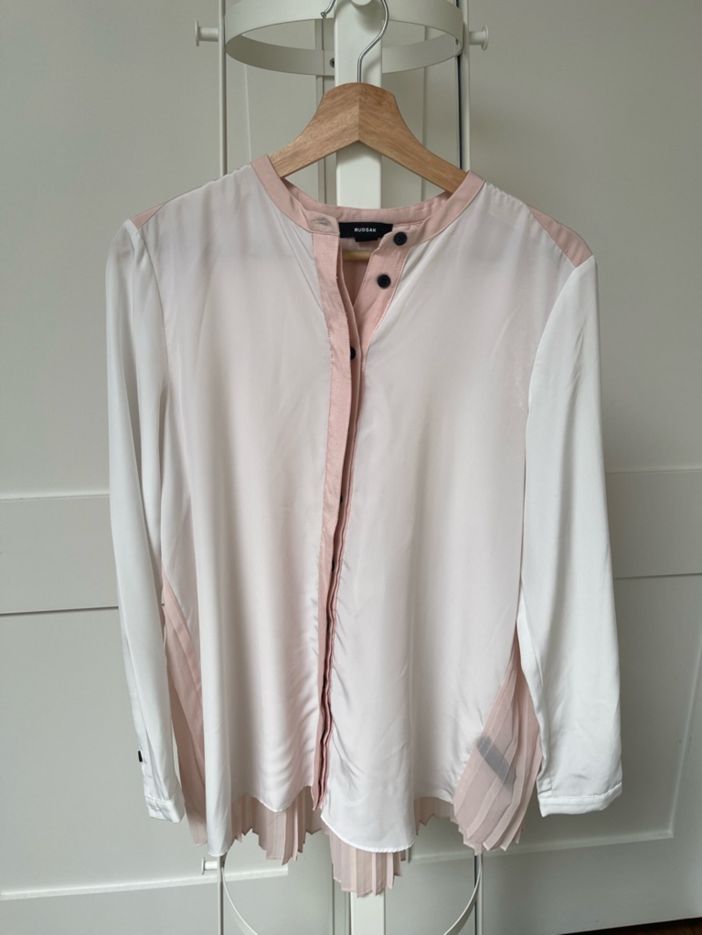 RUDSAK Pale Pink Button-Front Pleated Blouse